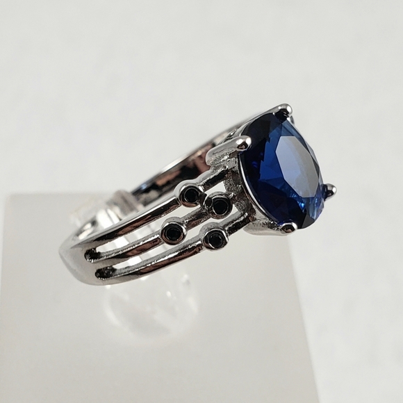 Sapphire And Bezel Set Spinel Ring - Picture 5 of 8